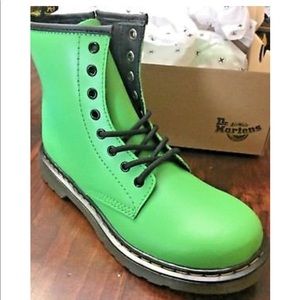 New Dr. Martens Youth Unisex Delaney Boots Size 3